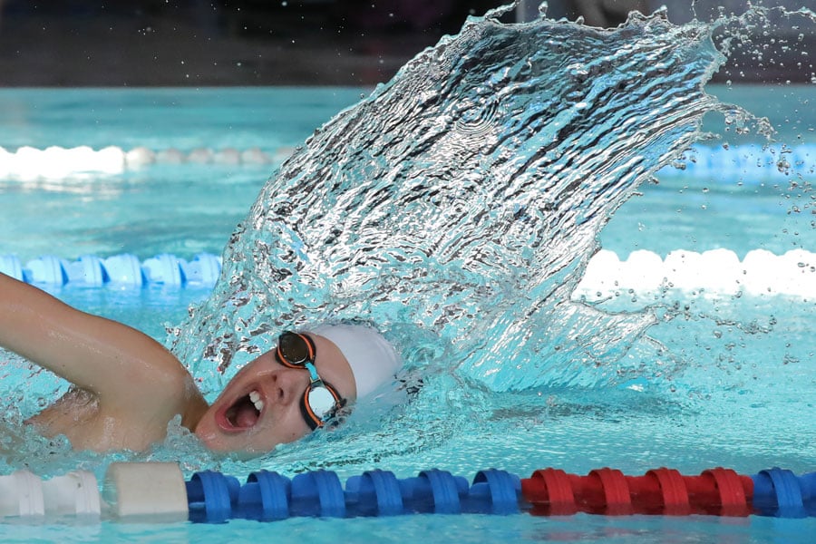 Schwimmerin beim Beo-Cup 2023 im Sportzentrum Frutigen